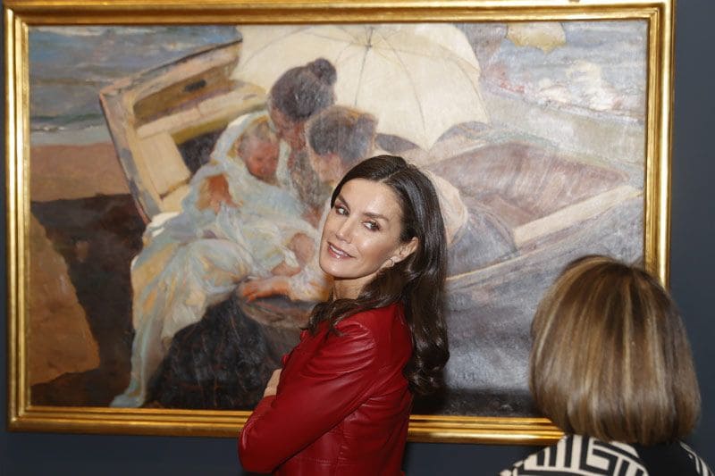 La Reina Letizia con un cuadro de Sorolla