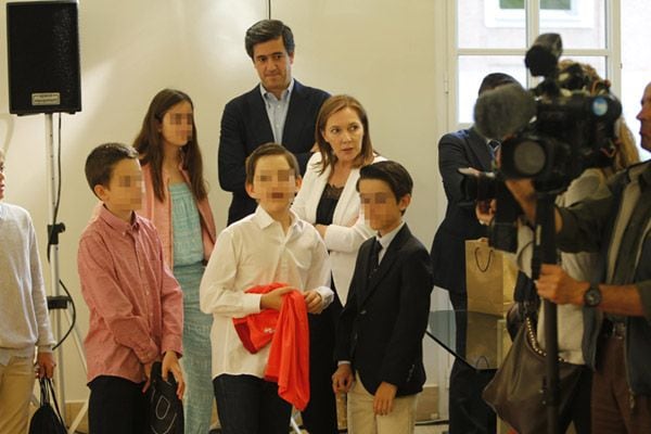 Un grupo de cinco niños, entre los que se encontraba Juan (en el centro con camisa blanca), el hijo de Mariano Rajoy, acudieron a la entrega de la Medalla de oro al Mérito en el Trabajo a Rafa Nadal
