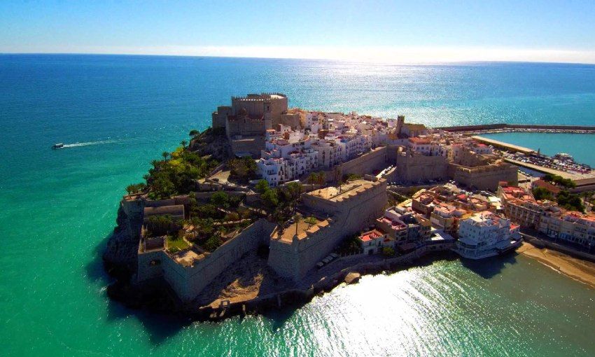 vista aerea del casco historico de peniscola castellon