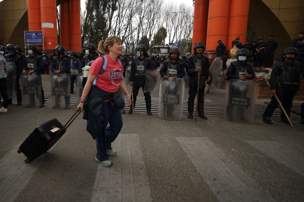 Tres imágenes de las manifestaciones que han seguido al regreso del último rey de Nepal a la capital