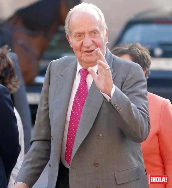 El rey Juan Carlos ha sorprendido a los oyentes de la Cope en directo y ha comentado cómo es su vida ahora y cómo ve la labor de su hijo Felipe
