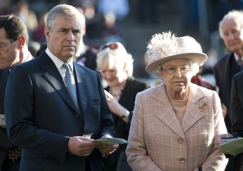 La Reina Isabel y el príncipe Andrés