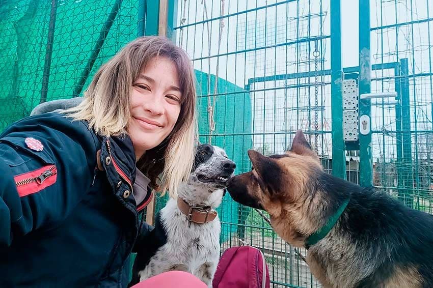 Laura Sánchez es voluntaria de un refugio de perros en Granada