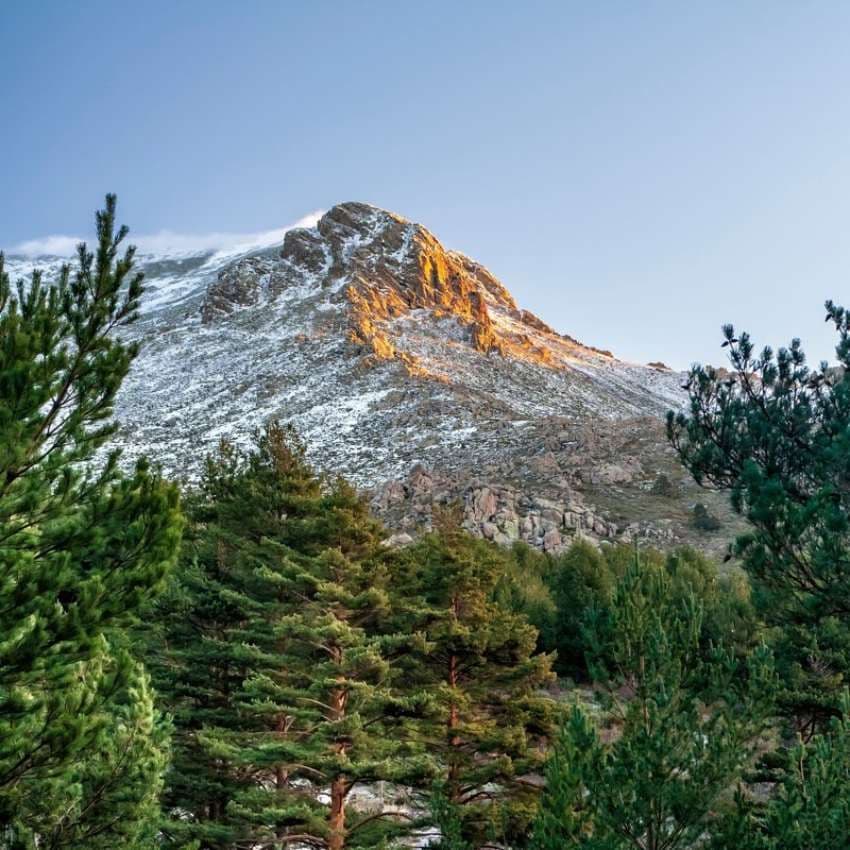 Vista del emblemático pico de La Maliciosa en el Parque Nacional de Guadarrama.