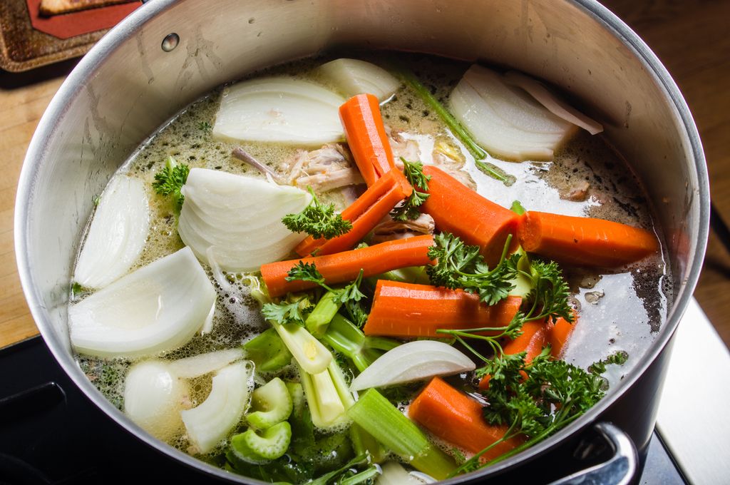 Verduras cociendo en una olla al fuego