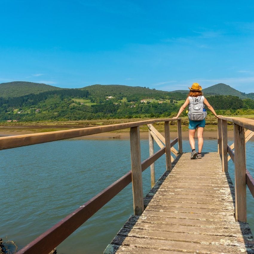 muelles de madera en urdaibai reserva de biosfera de la costa vasca vizcaya