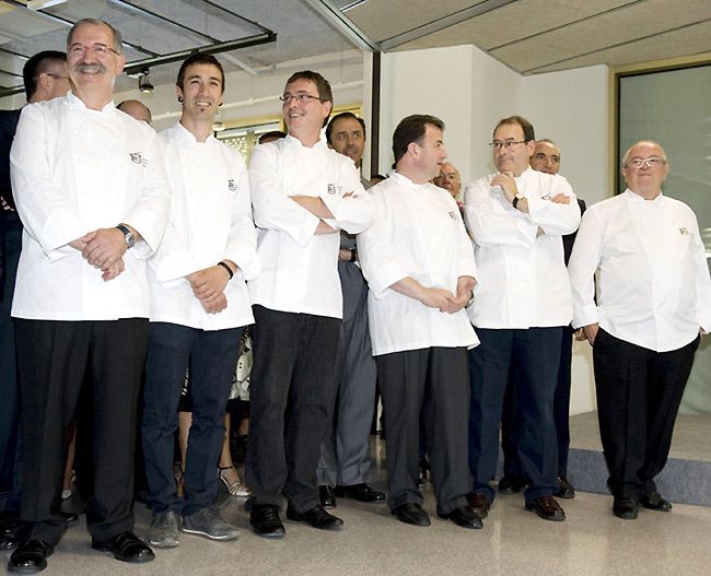 Aduriz forma parte (junto con otros reputados cocineros) del Consejo Asesor del 'Basque Culinary Center'. Este centro universitario, ubicado en San Sebastián y dedicado a la formación gastronómica, celebraba este verano la graduación de sus primeros alumnos.
