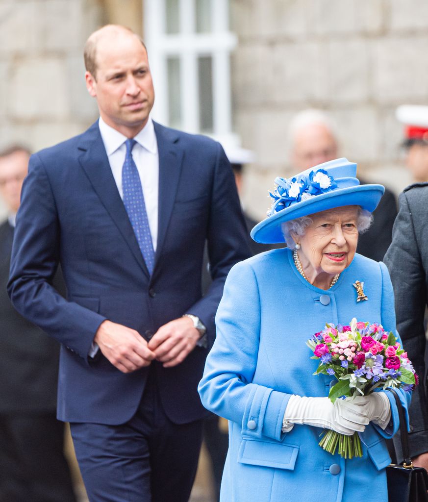 Julio de 2021: Isabel II y el príncipe Guillermo durante una ceremonia en el palacio escocés de Holyroodhouse