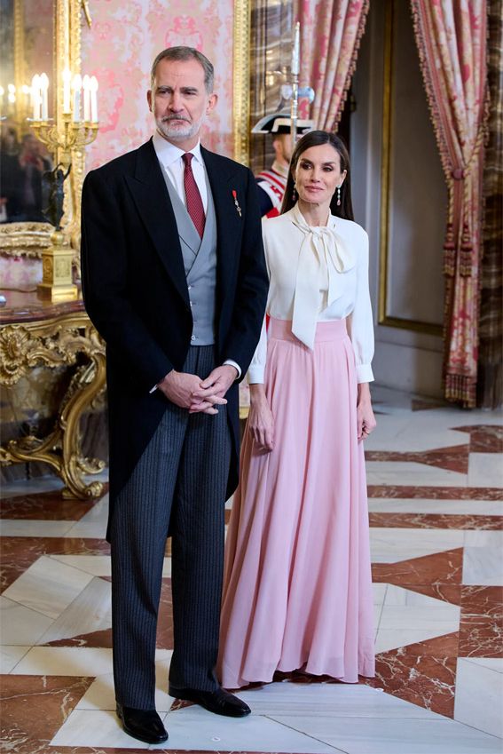 La reina Letizia rescata la romántica blusa de lazo que se transforma con pantalón de traje o falda larga