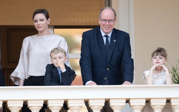 Los gestos más simpáticos de Jacques y Gabriella de Mónaco junto a sus padres en la Noche de San Juan