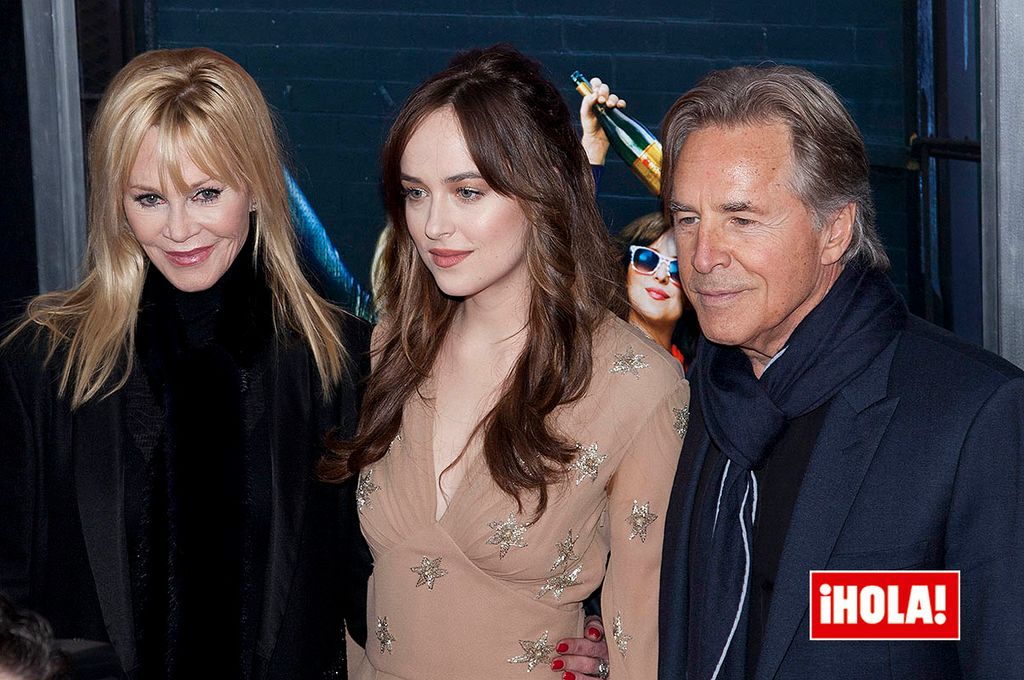 Dakota Johnson junto a Don y Melanie