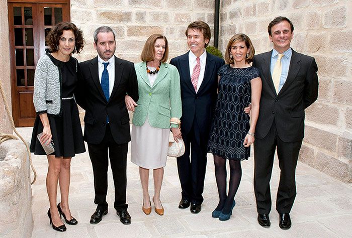 Toni Acosta con la familia de Jacobo Martos