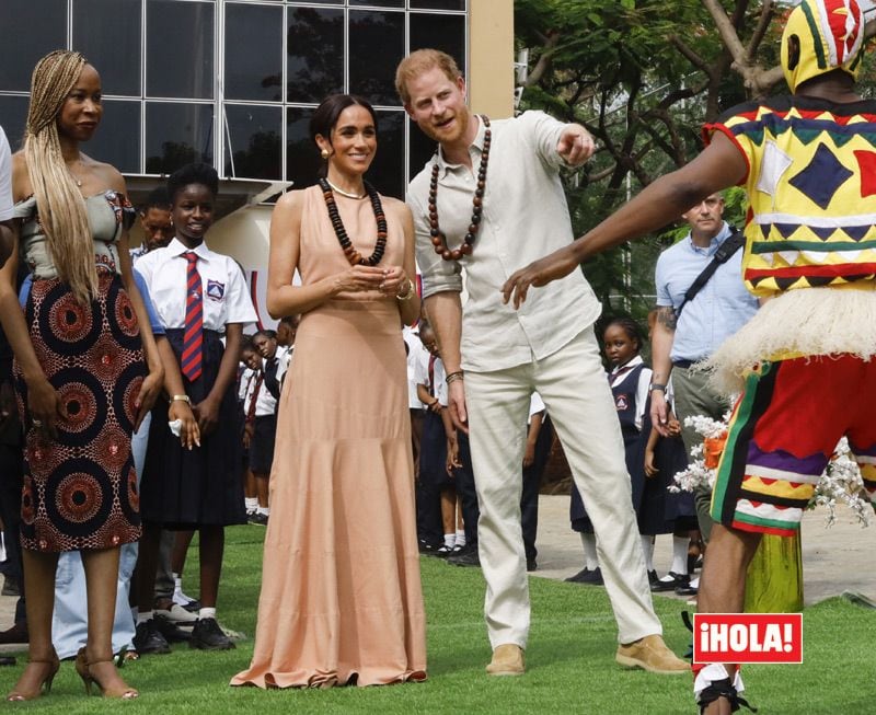 Meghan Markle reaparece en Nigeria y manda un mensaje a la Familia Real con su vestido 'Windsor'