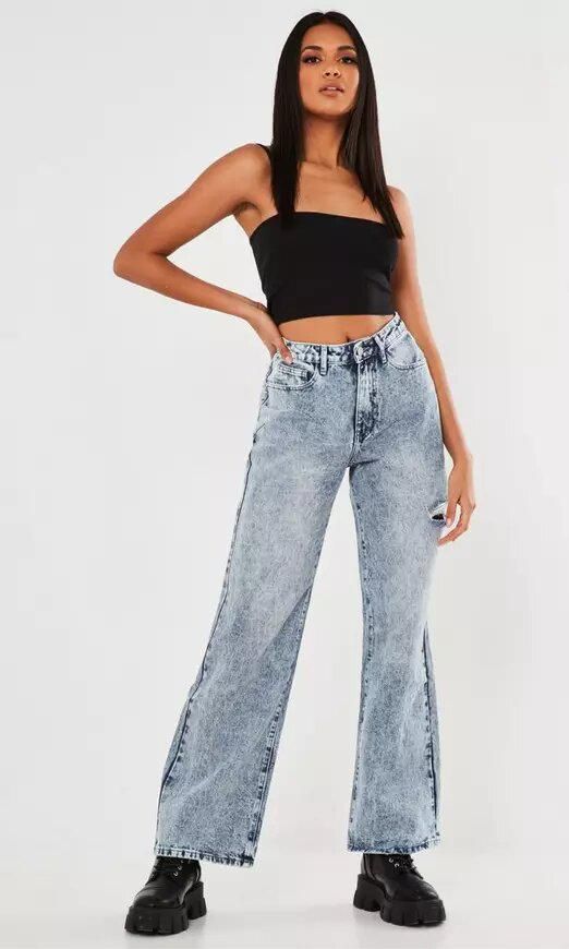 modelo con jeans acampanados de missguided