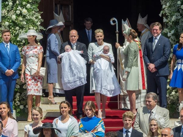 La familia Grimaldi a la salida de la catedral
