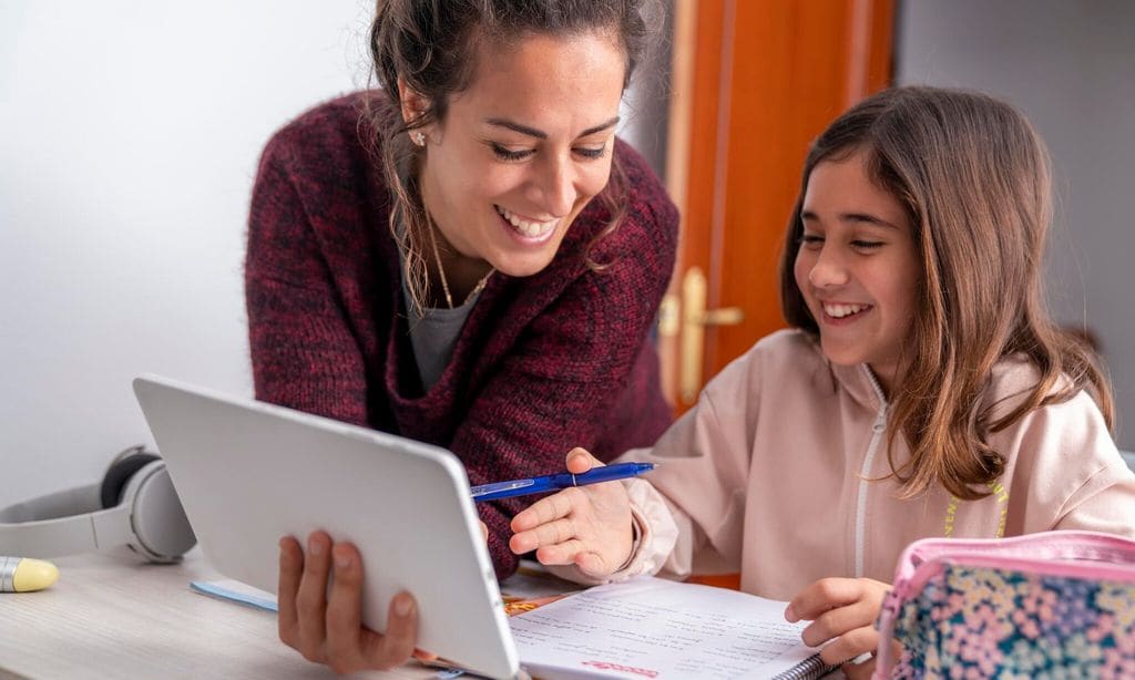 Niña estudia