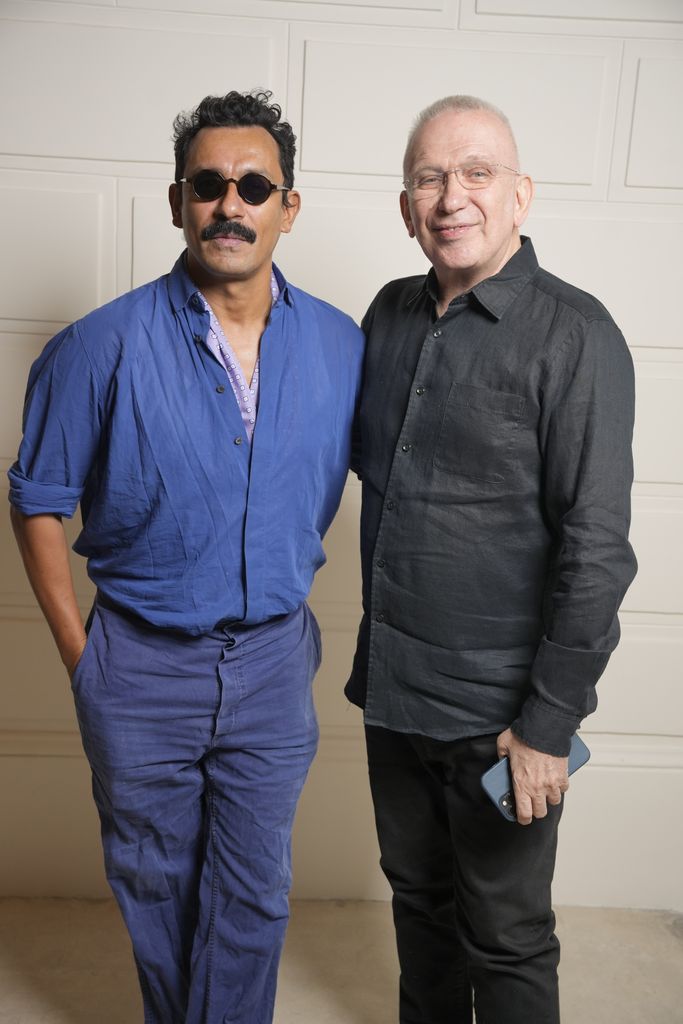 Haider Ackermann y Jean Paul Gaultier en el Jean Paul Gaultier Fall 2023 Couture Collection Runway Show en el 2023 en París