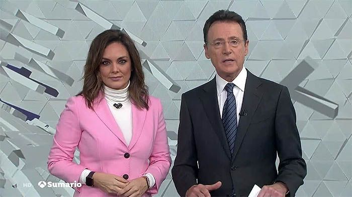Mónica Carrillo y Matias Prats durante uninformativo
