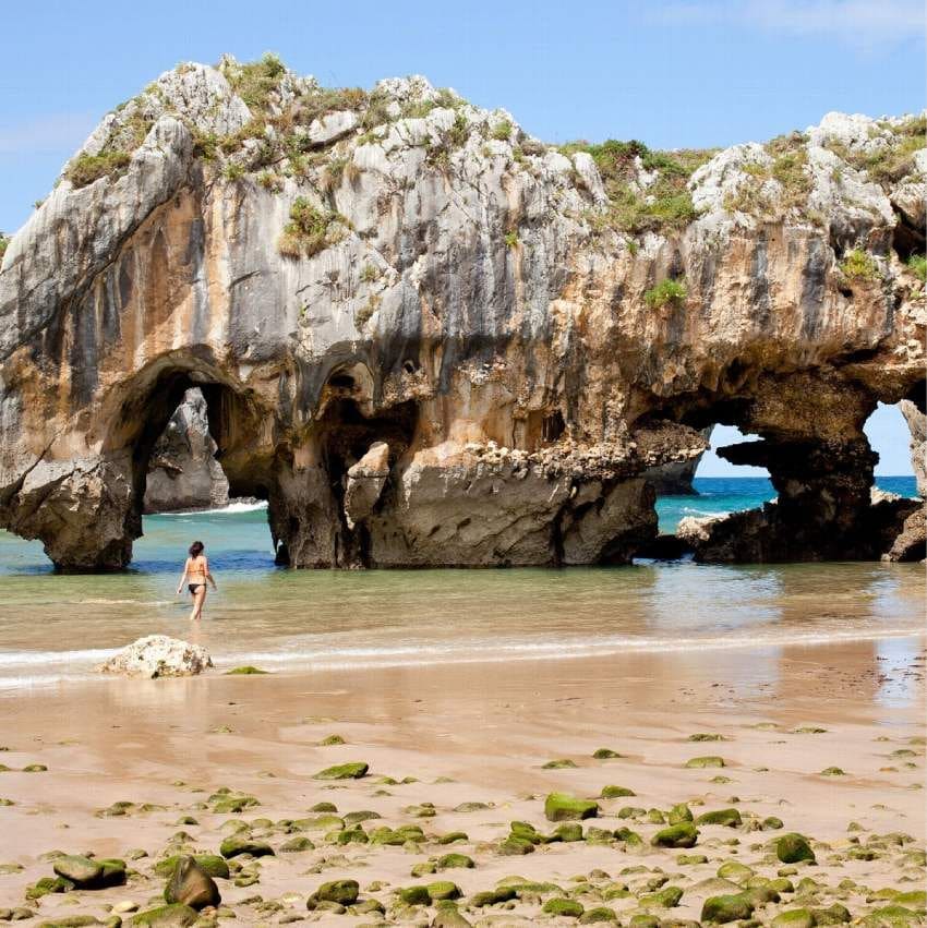 playa de cuevas de mar concejo de llanes asturias