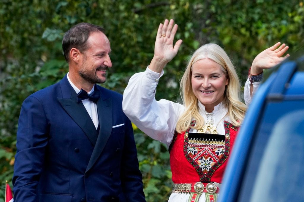 Haakon y Mette-Marit de Noruega el día de la boda de la princesa Marta Luisa de Noruega con Durek Verrett en Geiranger el 31 de agosto de 2024