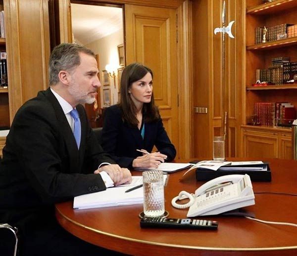 La reina Letizia con jersey azul