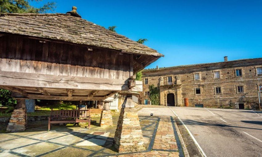 Hórreo y fachada del monasterio de Santa María Villanueva.