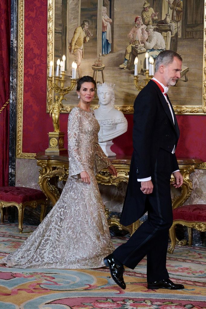 Reina Letizia con vestido en tonos dorados que inspira a madrinas de boda