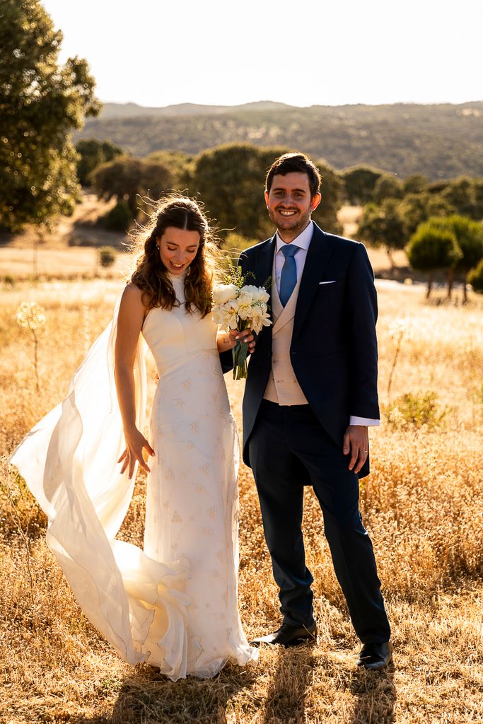 Bea, the bride who chose a beautiful dress with a cape inspired by ‘El tiempo entre Costuras’ for her wedding in Madrid