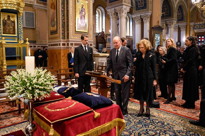 El rey Juan Carlos, arropado por su familia en el funeral de su cuñado