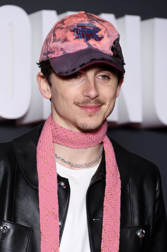 Timothée Chalamet llevó una bufanda delgada y una gorra deslavada como sus accesorios a la premier en París