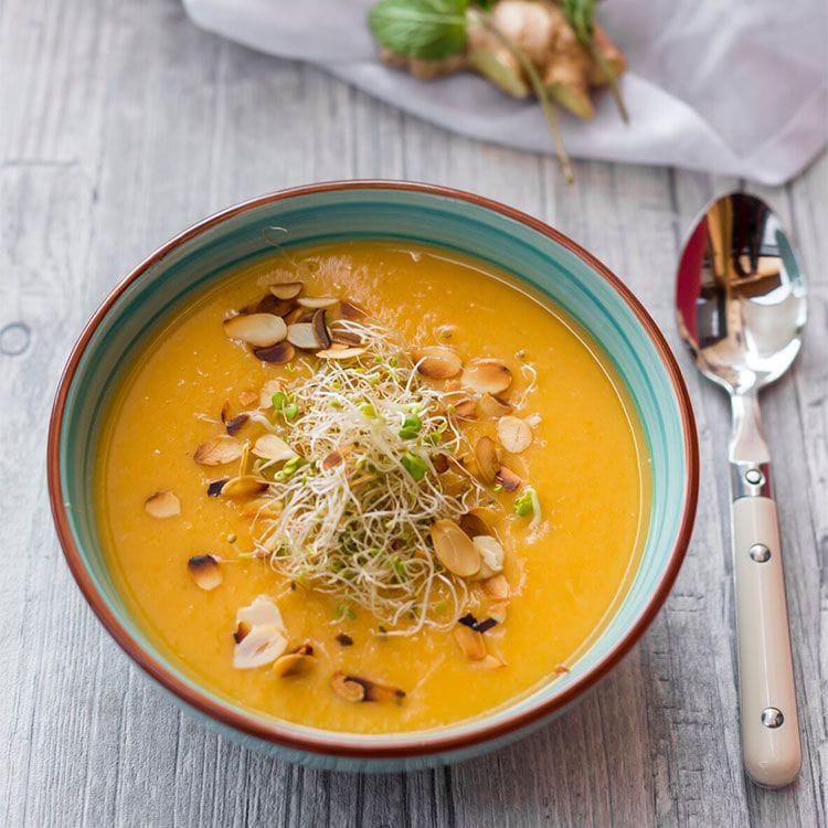 Crema de boniato y chirivía con jengibre y almendras