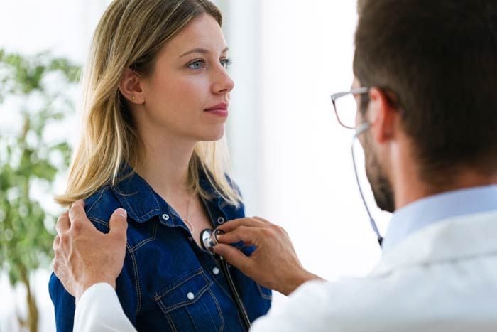 mujer en el cardiólogo