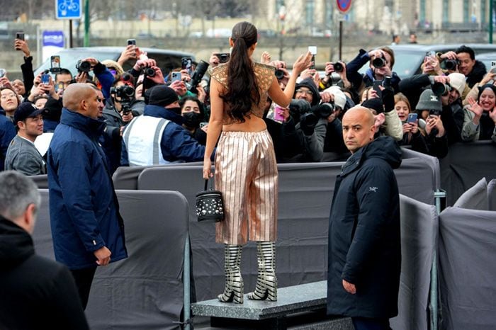 Lena Mahfouf se sube a un banco antes de entrar al desfile