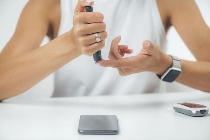 mujer midiendo glucosa