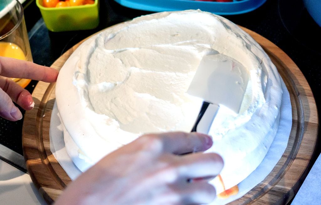 Para hacer una tarta Pavlova hay que cubrir el merengue con nata montada