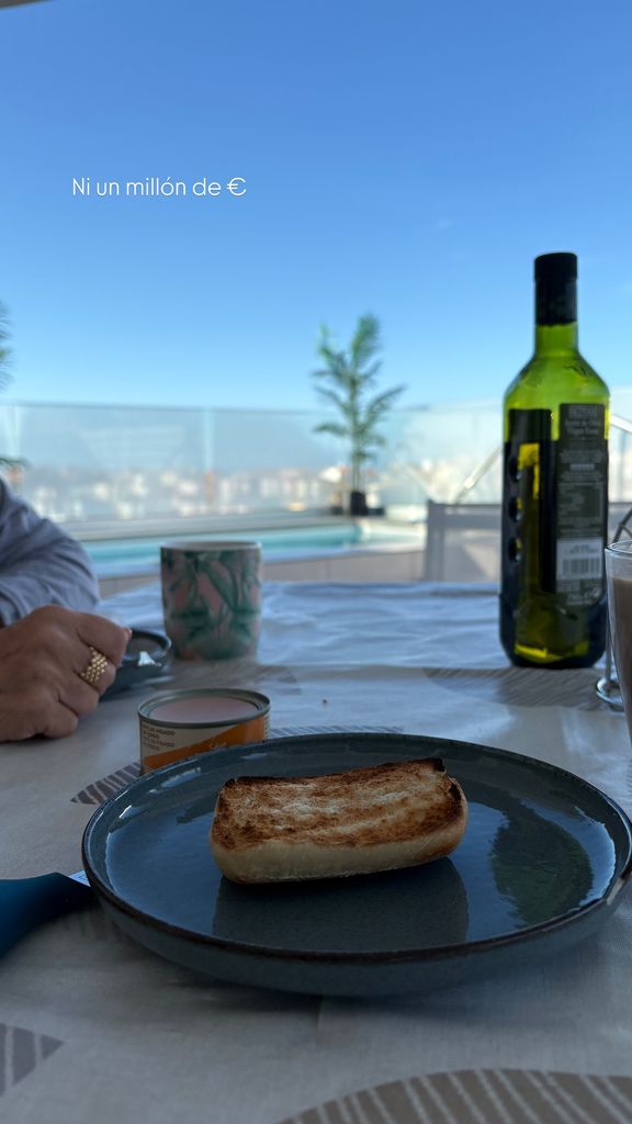 Anabel Pantoja desayunando en la terraza de su casa tras el alta de su hija  