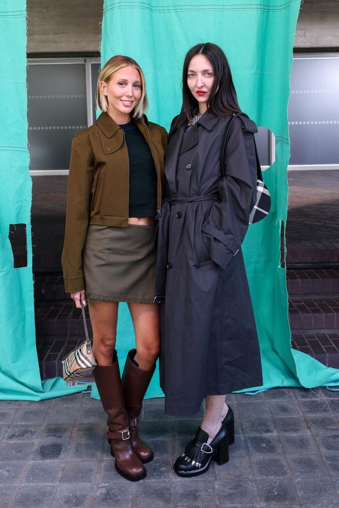 La princesa María-Olimpia de Grecia y Dinamarca y Tish Weinstock asisten al desfile de Burberry Verano 2025 durante la Semana de la Moda de Londres en el Teatro Nacional el 16 de septiembre de 2024 en Londres, Inglaterra.