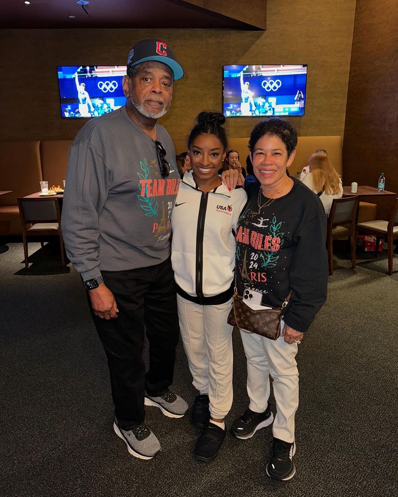 Simone Biles y sus padres, Ronald y Nellie