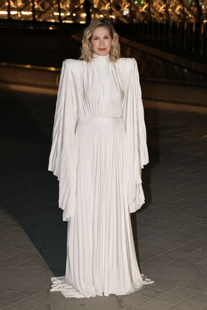 Kelly Rutherford en una silueta blanca de Vetements 