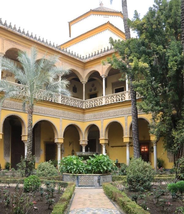 Las visitas comenzarán frente al portón neoclásico situado en el número 5 de la calle de Las Dueñas, desde donde se accederá a las caballerizas y al Patio del Limonero, célebre porque vio nacer a uno de los más ilustres poetas el 26 de julio de 1875, Antonio Machado
