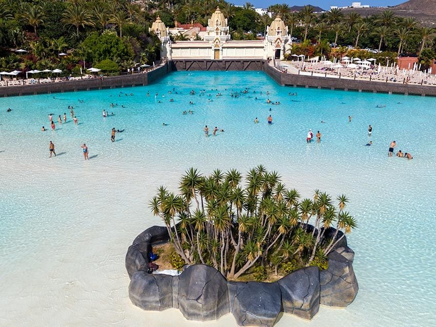 Zona de playa en el parque acuático Siam Park de Tenerife