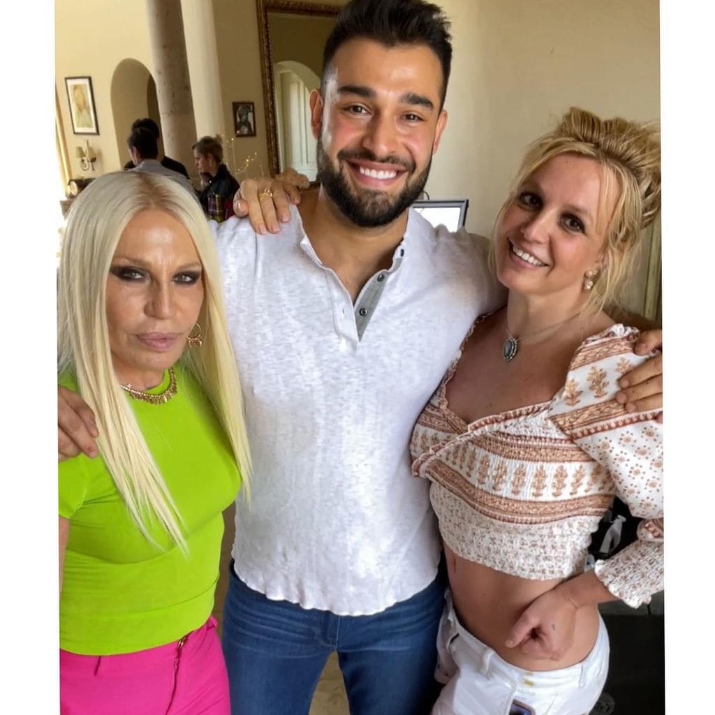 britney spears sam asghari y donatella versace