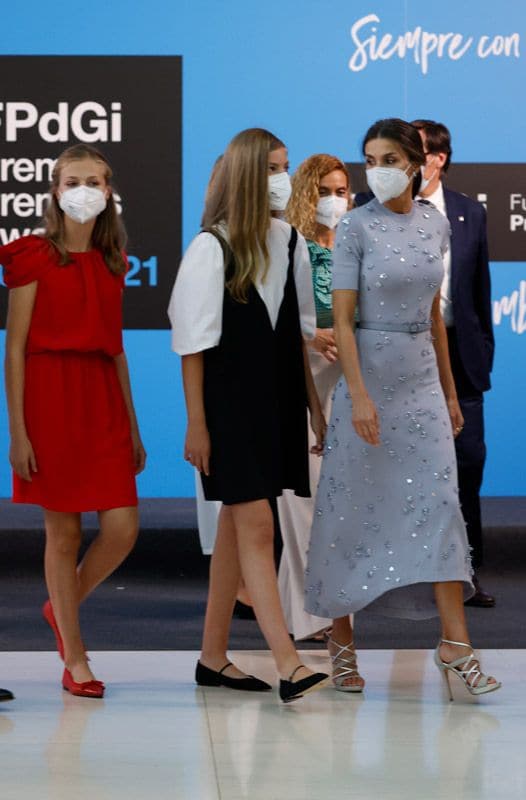 La reina Letizia con sus hijas en la entrega del premio Princesa de Girona