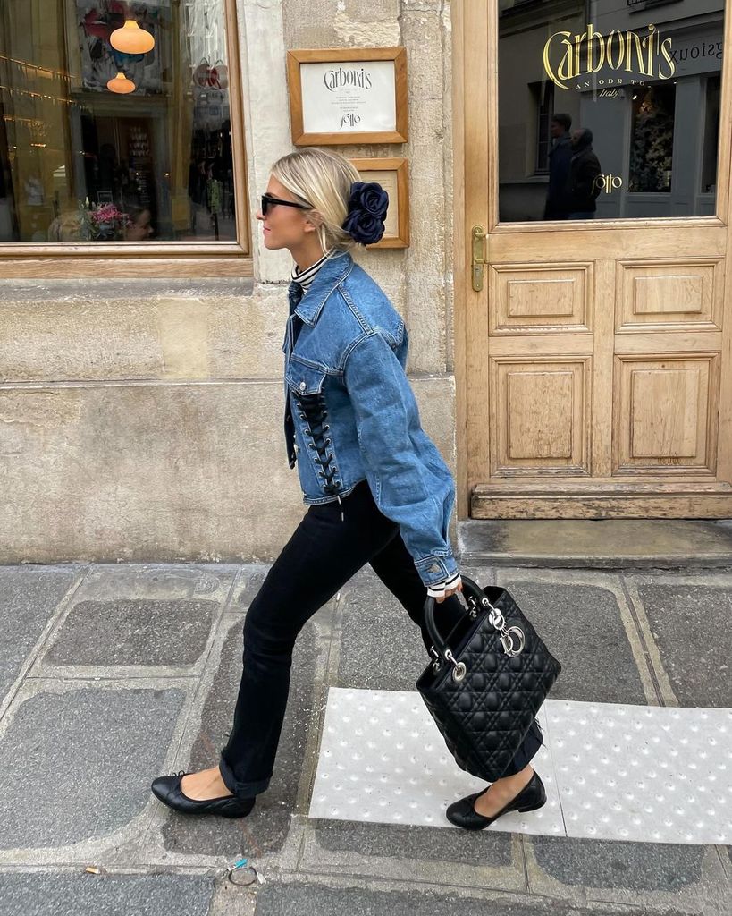 Influencer con chaqueta denim, vaqueros y bailarinas