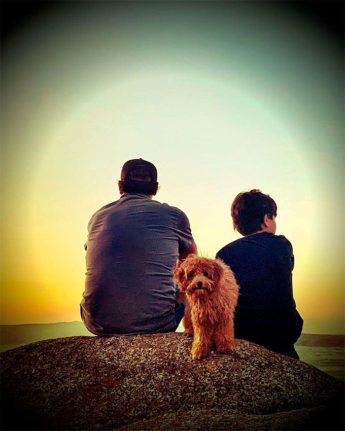 Sergio Peris-Mencheta  con su hijo Rio y su mascota, Senda