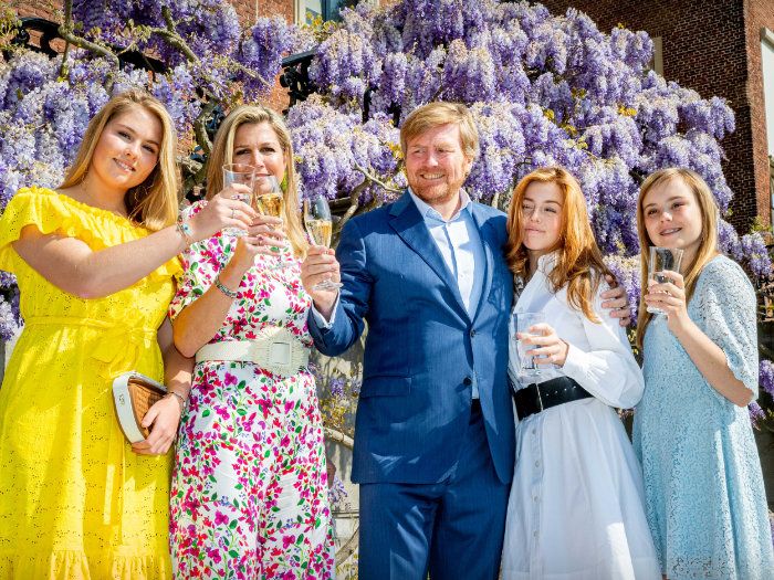 Máxima y Guillermo de Holanda con sus tres hijas 