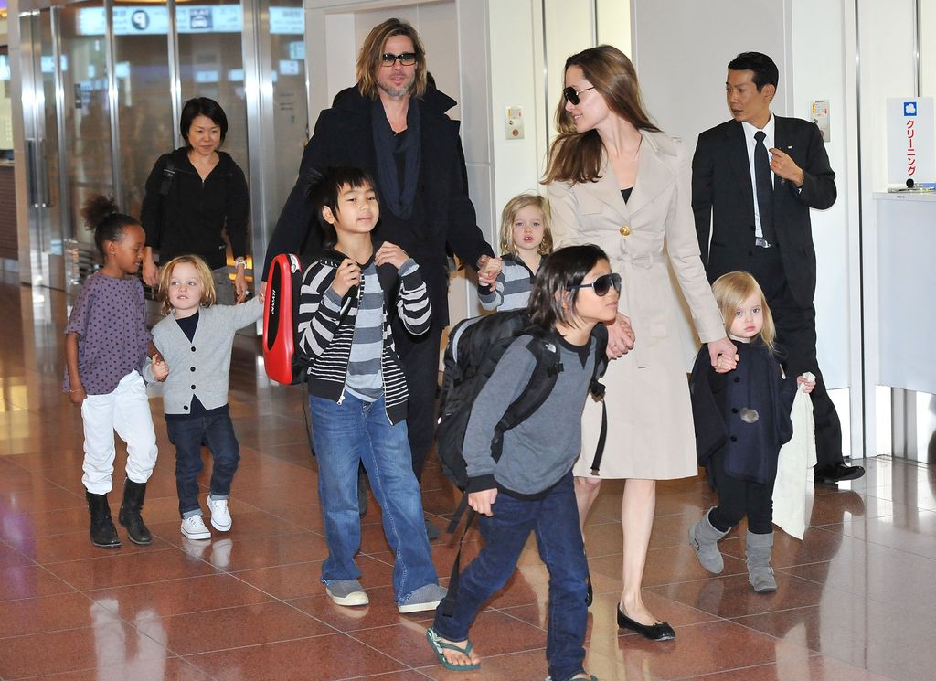 Brad Pitt y Angelina Jolie con sus hijos. 2011