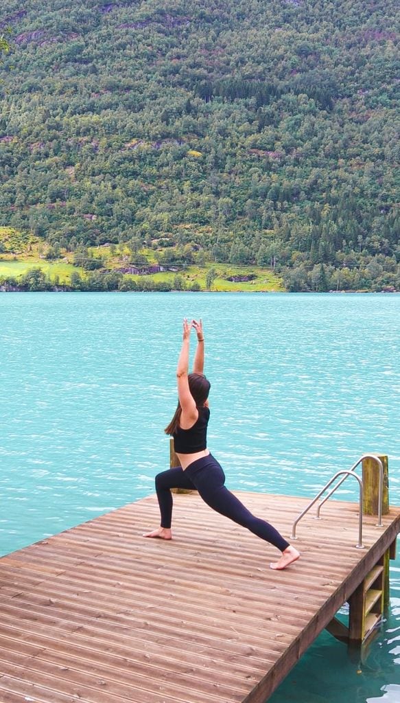 mujer haciendo yoga al aire libre