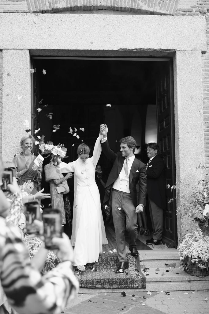 Novios a la salida de la iglesia en boda en Madrid