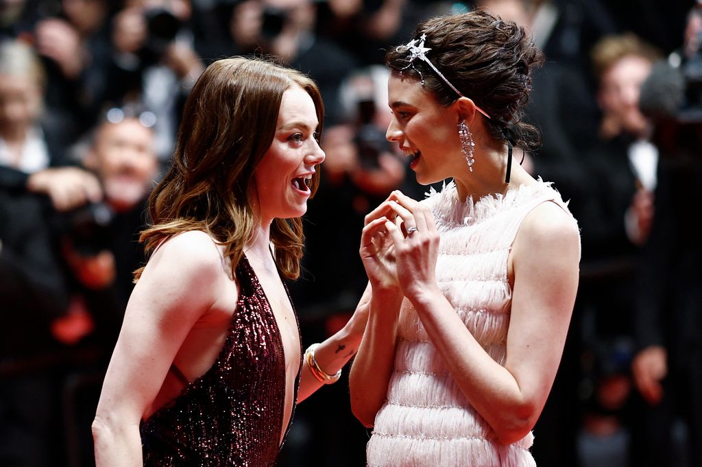 Emma Stone  junto a Margaret Qualley tras la proyección de 'Kinds of Kindness' en el Festival de Cannes 2024